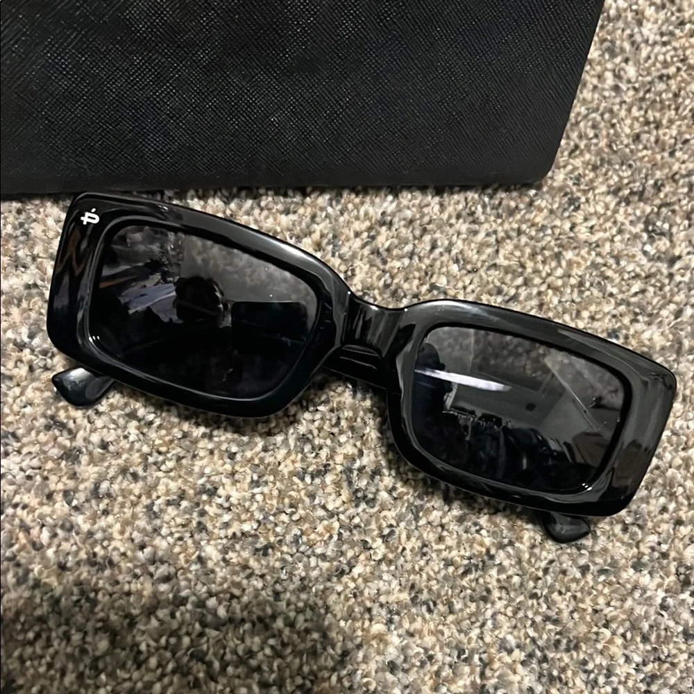 Bold Black Rectangular Sunglasses with Oversized Style - Picture 8 of 9